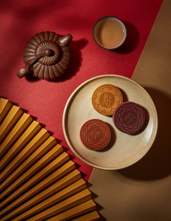 「点好缘糕仔粉扑」可乾溼两用，湿用时将粉扑泡水膨胀，以掌心或纸巾压出多余水份，先将底妆产品涂抹脸部，再以粉扑轻拍推匀；乾用时，可直接沾取美妆品上妆。（图／品牌提供）