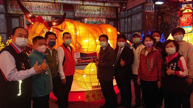 台南市长黄伟哲（中间穿夹克者）出席西罗殿灯会，在主灯前期待牛转乾坤。（程炳璋摄）