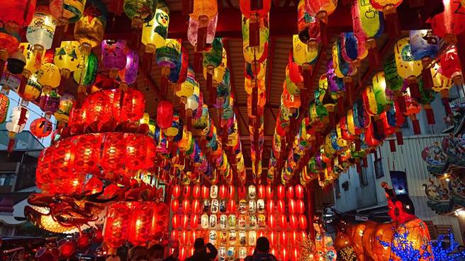 西罗殿庙埕冬瓜灯亮起，灯展直到3月1日为止。（程炳璋摄）