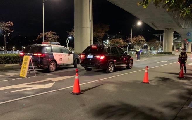 內湖分局於民權東路六段周邊設置路檢點，執行取締酒駕專案勤務。(翻攝照片／林郁平台北傳真)