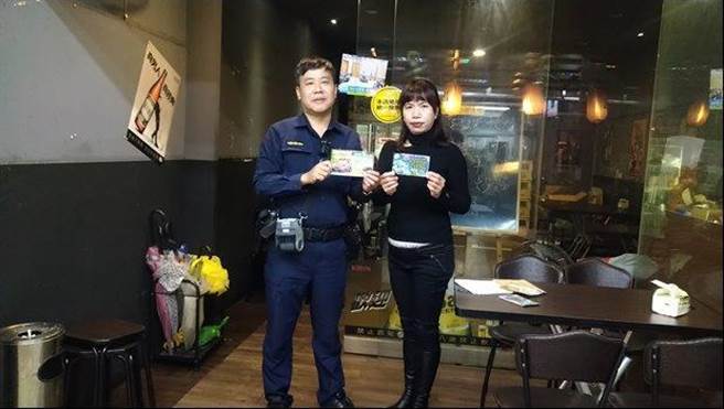 警方走入熱炒店，宣導「喝酒不開車」、「指定駕駛」、「酒後代駕」等觀念。(翻攝照片／林郁平台北傳真)