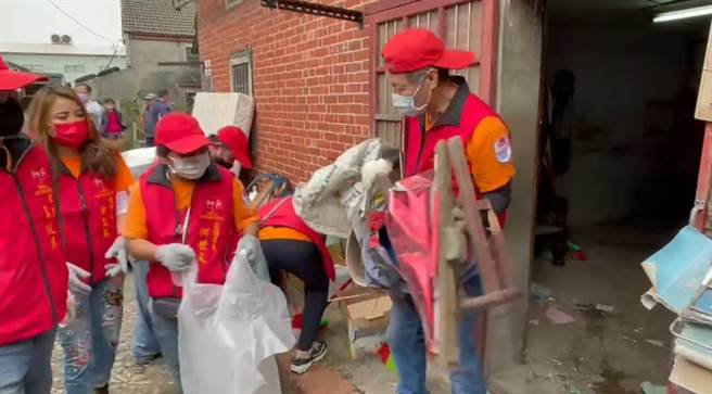 台灣宏樹公益30多位志工投入修繕獨老房屋，理事長、也是美女主播黃昱蓁也捐起衣袖投入。（台灣宏樹公益協會提供／吳敏菁彰化傳真）