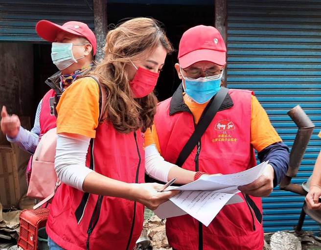 台灣宏樹公益30多位志工投入修繕獨老房屋，理事長、也是美女主播黃昱蓁也捐起衣袖投入。（台灣宏樹公益協會提供／吳敏菁彰化傳真）