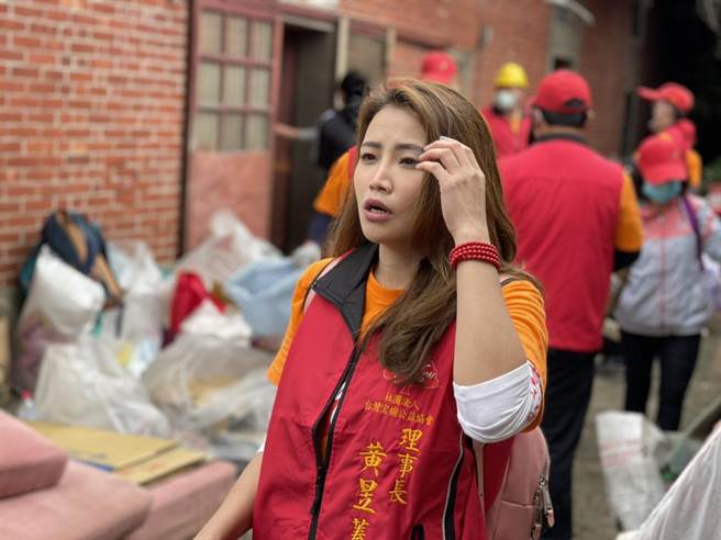 台灣宏樹公益30多位志工投入修繕獨老房屋，理事長、也是美女主播黃昱蓁也捐起衣袖投入。（台灣宏樹公益協會提供／吳敏菁彰化傳真）