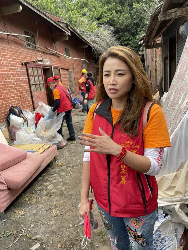 台灣宏樹公益30多位志工投入修繕獨老房屋，理事長、也是美女主播黃昱蓁也捐起衣袖投入。（台灣宏樹公益協會提供／吳敏菁彰化傳真）