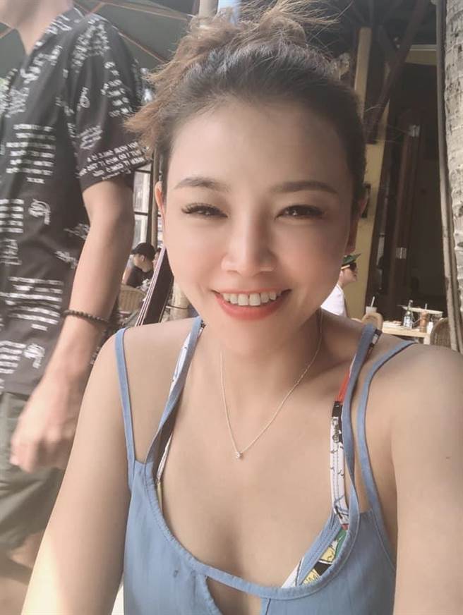 台灣宏樹公益30多位志工投入修繕獨老房屋，理事長、也是美女主播黃昱蓁也捐起衣袖投入。（台灣宏樹公益協會提供／吳敏菁彰化傳真）