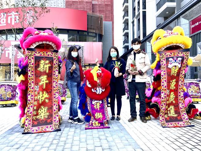 年货大街登场年味浓，採买年货家门前就热闹滚滚。（卢金足摄） 