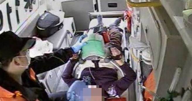 103岁人瑞突昏迷，消防队不放弃在救护车上急救成功，让她得以续命。（图／翻摄画面）