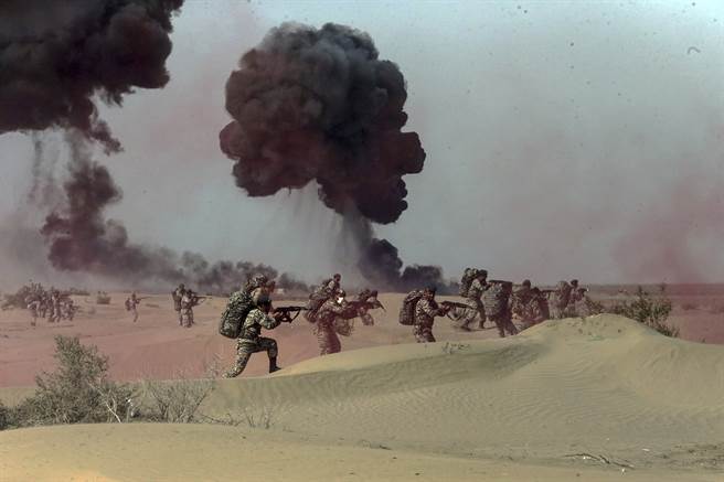 伊朗官员强调，这次演习目的在于验证地面部队自海、陆、空对敌人发起攻击与渗入的能力。(图/美联社)