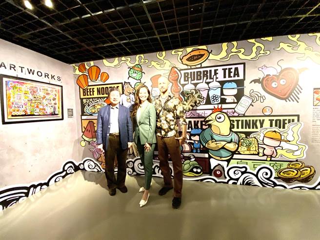 来自美国的视觉艺术家Eric Charles Olmstead（右）涂鸦壁画，融入台中独特城市文化以及台湾特有庶民饮食特色，有如台中版的「清明上河图」。（卢金足摄）