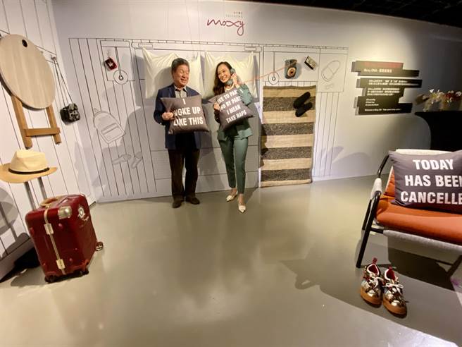 展场还重现饭店客房立体二Ｄ造型，参观民眾可以像住在饭店的拍照互动。（卢金足摄）