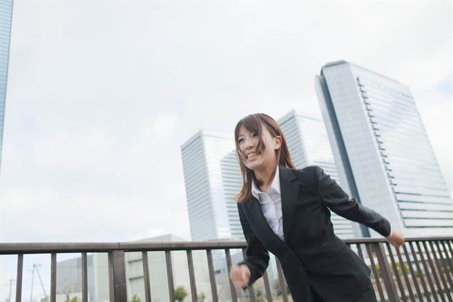 上海一名陈姓女员工为了上班不要迟到，便每日跑步狂奔进公司，而门口警卫一路追赶着她喷消毒夜，让大批网友笑翻。(达志影像/示意图非当事人)