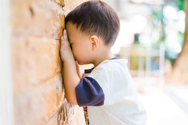 一名幼稚园男童上课被老师没收手机，下秒嚎啕大哭，事后老师得知，原来男童母亲被调去桃园支援，不知多久才能回家，所以只能透过手机看母亲照片来思念。(达志影像/示意图非当事人)