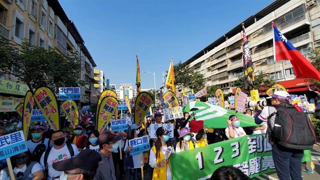 The strike group held a recall parade on the 23rd. A group of people in Fengshan, including Huang Guoxiong and the Huang Guoshan Party headquarters of the Kuomintang, also supported the masses.  It is understood that the strike group initially estimated the number of participants in the parade to exceed 1,500.  (Photo / Photo by Liu Youting)