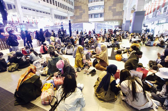 为强化防疫，台铁公布多项管制措施，日后车站大厅将禁止群眾席地而坐、饮食等。图／本报资料照片