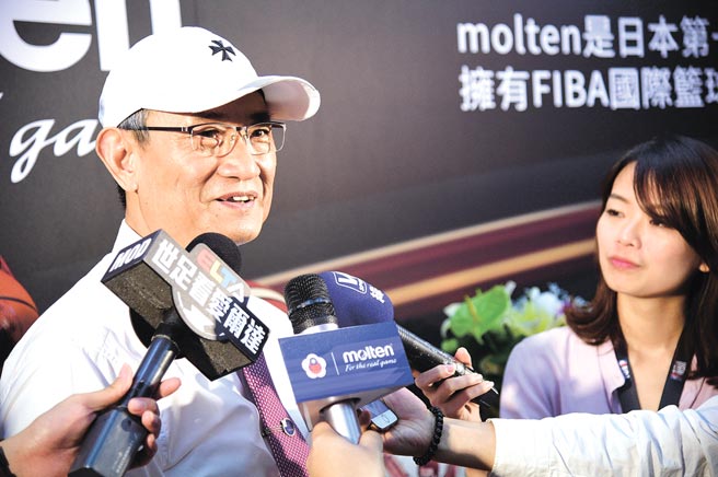 佐仪公司董事长谢荣通与中华民国篮球协会指定用球签约现场。图╱佐仪公司提供