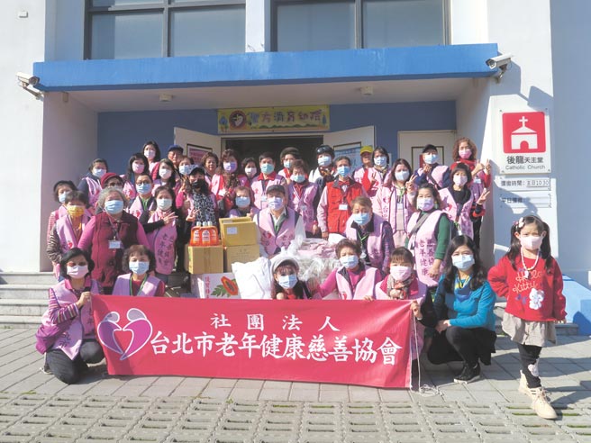 台北市老年健康慈善协会理事长陈绪繐带领志工团至苗栗圣方济育幼院关怀送物资。图／王盈文提供
