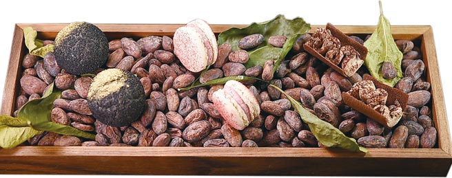 冬季套餐甜点〈香料巧克力／红酒〉（左起）、〈马卡龙／草莓〉、〈白巧克力／柑橘〉。图／姚舜