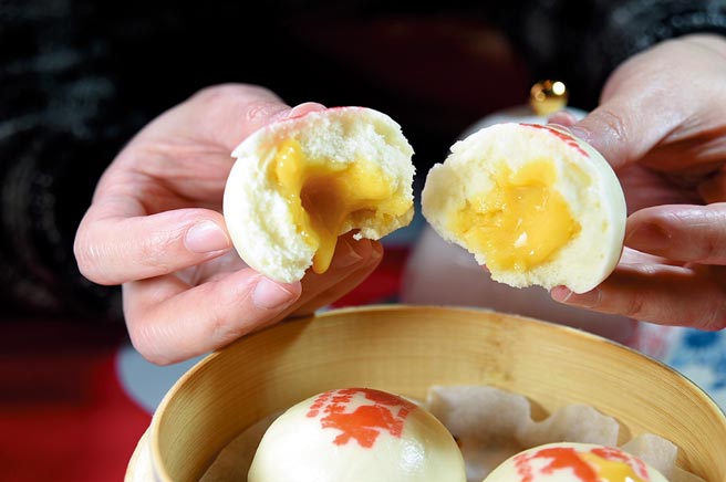 〈黄金流沙包〉内馅是以咸蛋黄拌入奶油及奶水做成，撕开会爆浆。图／姚舜
