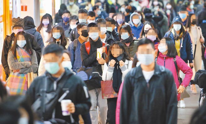 桃医群聚感染仍在扩大中，专家认为防疫风险期应为2个潜伏期，依此推算，农历过年7天假期都在风险中。图为每逢连假总是挤满搭车人潮的台北车站地下街。（本报资料照片）