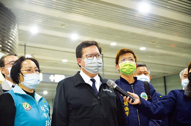 桃园市长郑文灿在机场捷运A7站受访，对有县市下「避桃令」他说，桃园让离岛居民进住桃园防疫旅馆，至今澎湖已有74人入住，未来还是会继续让离岛居民住在桃园防疫旅馆，政策不会改变。（赖佑维摄）