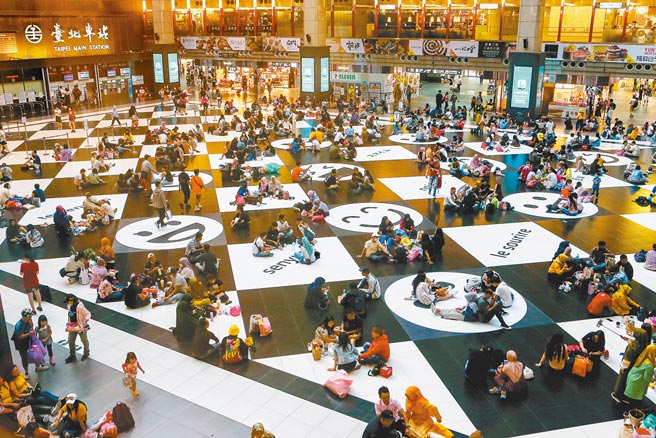 国内疫情升温，交通部台铁局祭出严管措施，即日起，各车站大厅暂停或延期租借、停办大型活动，旅客若无法保持社交距离，就禁止饮食。图为过去每到假日，民眾及移工坐满了台北车站大厅。（本报资料照片）