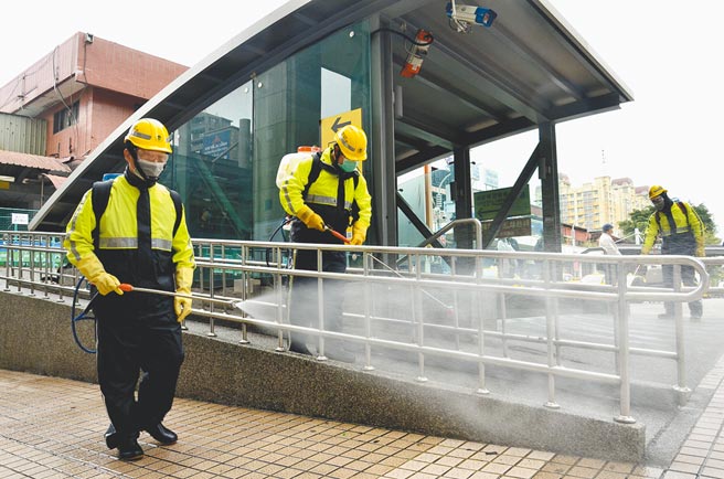 台湾本土病例暴增，台北市22日开第一枪，发函各校建议取消或延后举办毕业旅行，因此有8所高中决定延后，随后台中市、高雄市也跟进。图为本土病例重灾区桃园市加强消毒。（赖佑维摄）