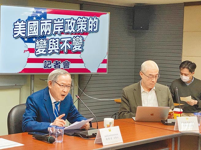 國家政策研究基金會召開「美國兩岸政策的變與不變」記者會。左為基金會國家安全組召集人林郁方；中為淡江大學戰略所教授何思因。（國家政策研究基金會提供）