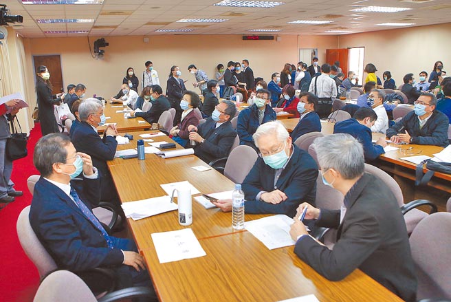 立法院22日举行朝野党团协商110年度中央政府总预算，多位部会首长包括科技部长吴政忠（前右二）、财政部长苏建荣（前右三）、国发会主委龚明鑫（前左）、内政部次长花敬群（前左二）在一旁会议室待命。（赵双杰摄）