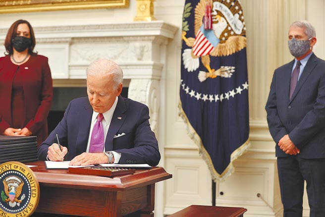 美国总统拜登21日签署应对COVID-19的行政命令。（路透）