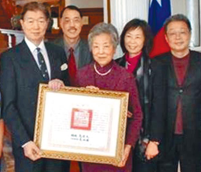 2016年，时任驻美代表沈吕巡（左）代表马英九总统颁发褒扬令给已故报人赵廷俊，赵的遗孀王美华（右三）代表接受。右一起：赵廷俊之婿陈建台；赵廷俊之女赵克露（右二）；赵廷俊次子赵克欧。（刘屏摄）