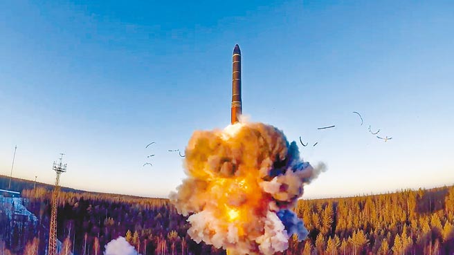 武力绝非解决两岸矛盾良方，透过核武更是疯狂。图为一枚陆基洲际弹道飞弹从俄罗斯西北部的普列塞茨克发射。（美联社）
