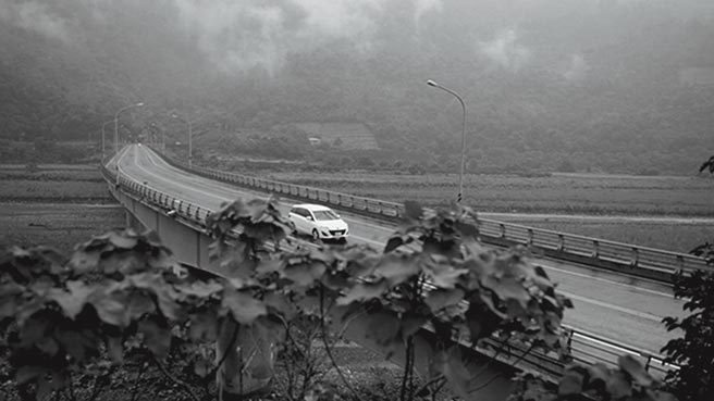 公益大使林予晞与偏乡地区长辈接触后体会到，距离常让他们不得不放弃癌症的治疗。（图／翻摄自台湾癌症基金会《银髮偏乡 就医无碍》影片）