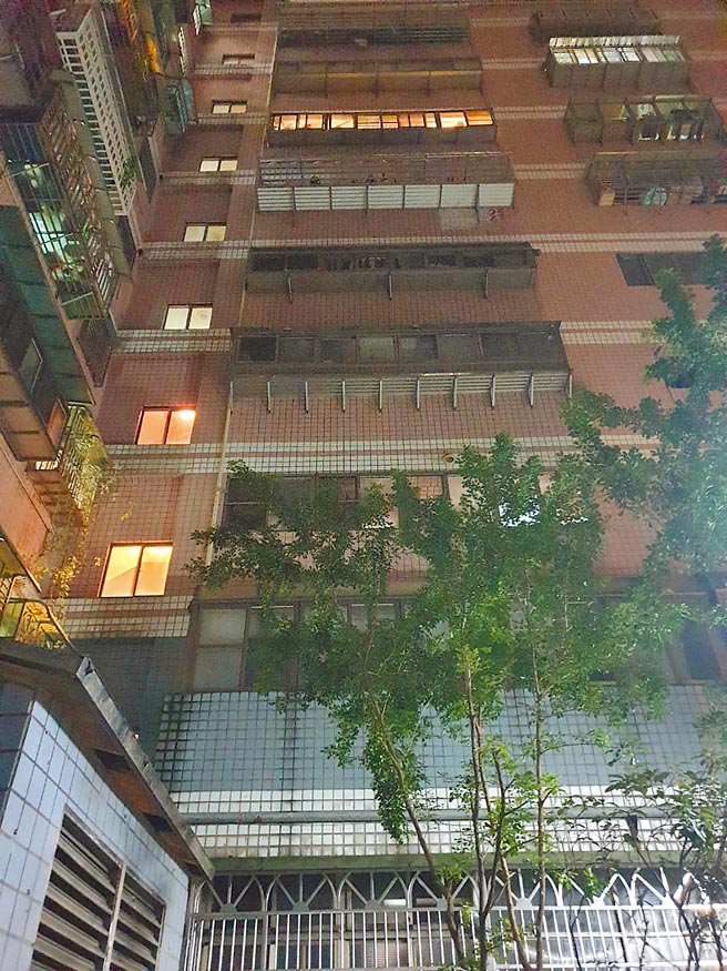 桃園中壢某社區22日驚傳1家4口一氧化碳中毒死亡，家屬聞訊淚崩感嘆生命無常。（翻攝照片／黃婉婷桃園傳真）