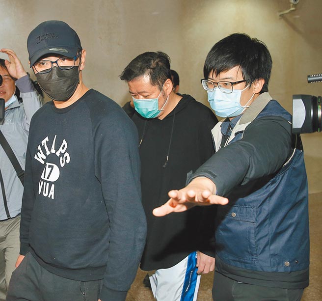 群益投信炒股案，人头帐户提供者林彦合（左一）、统一证券营业员张志豪（左二）22日晚间移送北检。（姚志平摄）