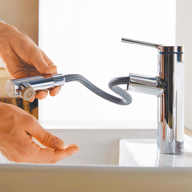 水龙头喷嘴抽拉出不锈钢软管，长度可达20公分，浇花、洗碗、冲洗皆无死角。（BRAVAT提供）