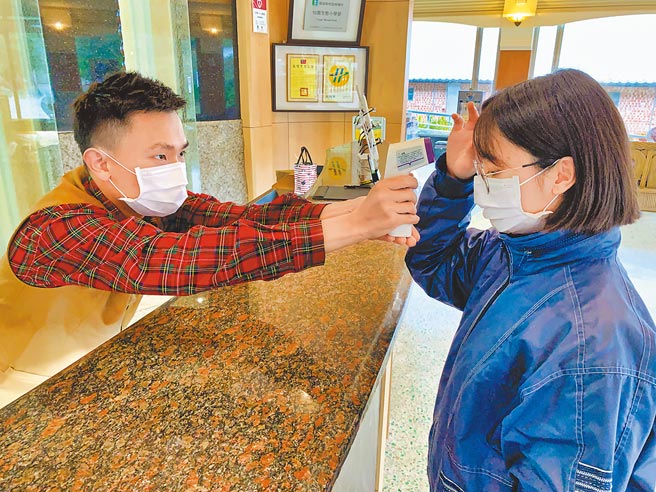 花蓮縣旅館公會提升防疫層級，入住旅客採實聯制，若體溫超過37.5度得拒絕入住。（業者提供／王志偉花蓮傳真）
