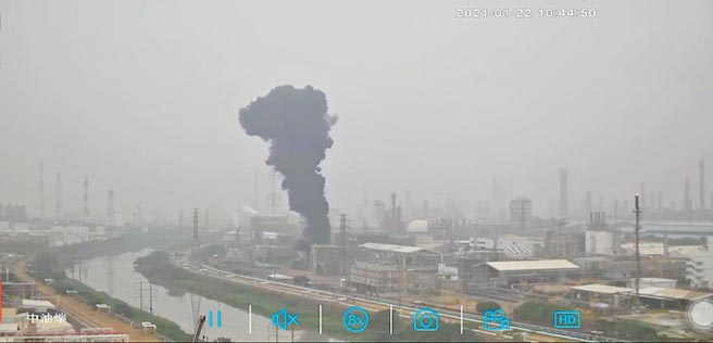 林園亞聚公司22日排黑煙，遭高巿府環保局加重開罰153萬元。（環保局提供／曹明正高雄傳真）