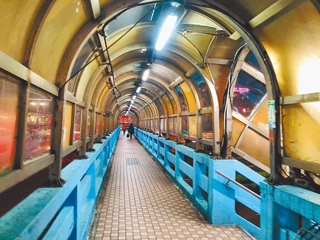 基隆火车站前天桥及圆环自3月起将陆续拆除，公车3、4、6字头路线自2月1日起改停靠火车站南站。（吴康玮摄）