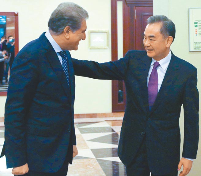 中国国务委员兼外长王毅（右）出席上海合作组织外长会期间，会见巴基斯坦外长库雷希（左）。 （中新社）