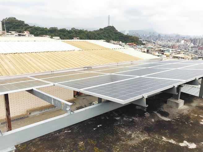 新北市推绿能屋顶全民参与计画。图为参与的汐止民宅。（新北市经发局提供／叶德正新北传真）