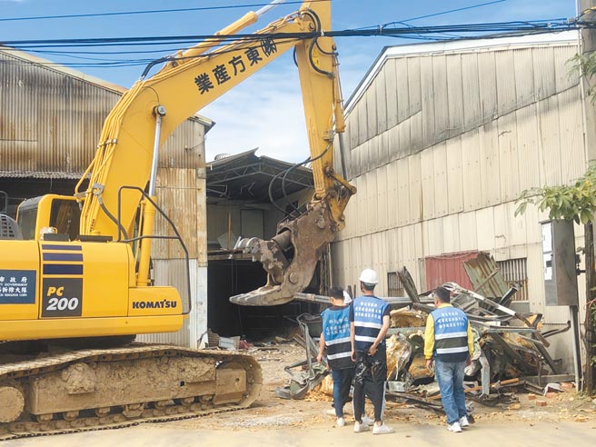 消防局、工务局及拆除大队等机关到场同步实施稽查，确认违建后立即拆除，预计在27日前完全拆除。（新庄警分局提供／李俊淇新北传真）