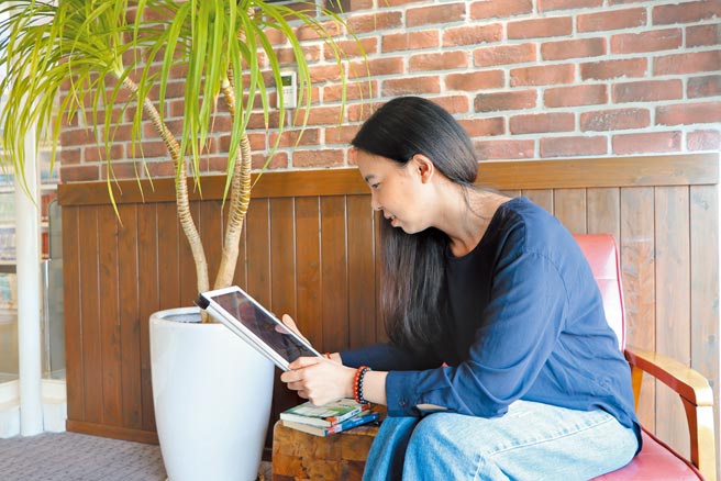 新冠疫情衝击下，电子书「因祸得福」，新北市图书馆去年借阅量攀增4成、共达31万7000册，创下歷年新高。（许哲瑗摄）