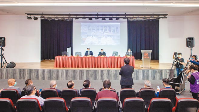 桃園市防疫醫院聯防會議22日討論病患與孕婦轉診、防護衣與N95口罩等醫療物資調配等議題。（桃園市新聞處提供／賴佑維桃園傳真）