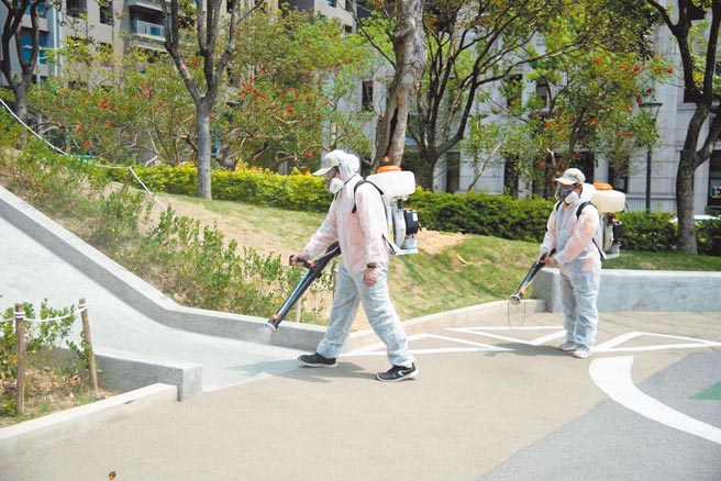 竹市启动14处公有市场、125处公园、车站与百货公司周边空间的「全市大消毒」计画。（新竹市府提供／邱立雅竹市传真）