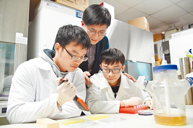 清大医科系教授吴夙钦（中）指导研究生陈廷轩（左）、周品翰研发流感疫苗。（清大提供／邱立雅竹市传真）