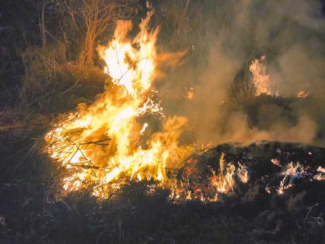 苗栗縣苑裡鎮山腳里苑裡溪附近1處水利地，21日晚間發生火警。（苗栗縣環保局提供／巫靜婷苗栗傳真）