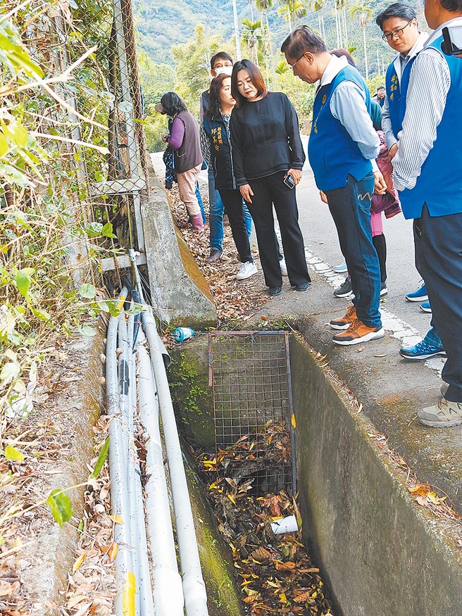 南投縣長林明溱22日視察包括國姓路九芎坪橋等多處國姓鄉待改善排水溝、農路。（南投縣政府提供／黃立杰南投傳真）