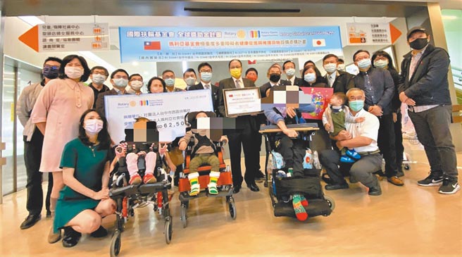 國際扶輪社22日聯合送愛心，捐贈200萬醫療復健設備，幫助瑪利亞重障兒。（盧金足攝）