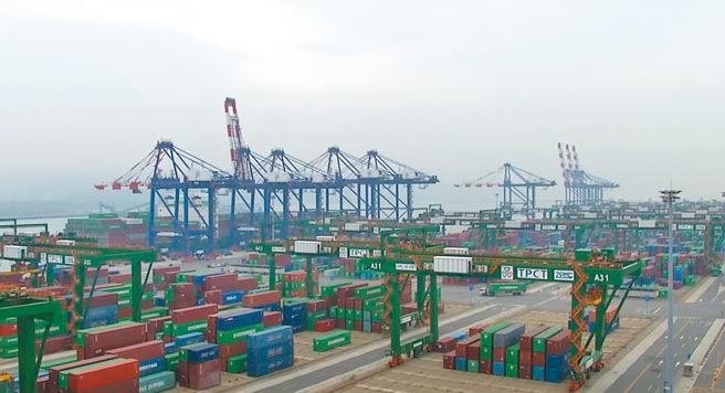 台南市议会接获安南区养猪户反映，指货柜短缺造成饲料到货延迟，养猪户自行吸收饲料价格上扬成本。（台南市议会提供／程炳璋台南传真）